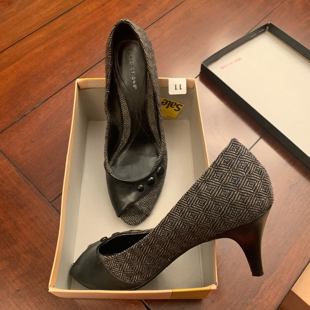 Predictions pump. Tweed and black leather. Size 11